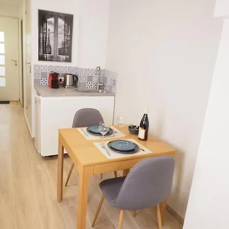 Cosy Fleur De Lys * Versailles